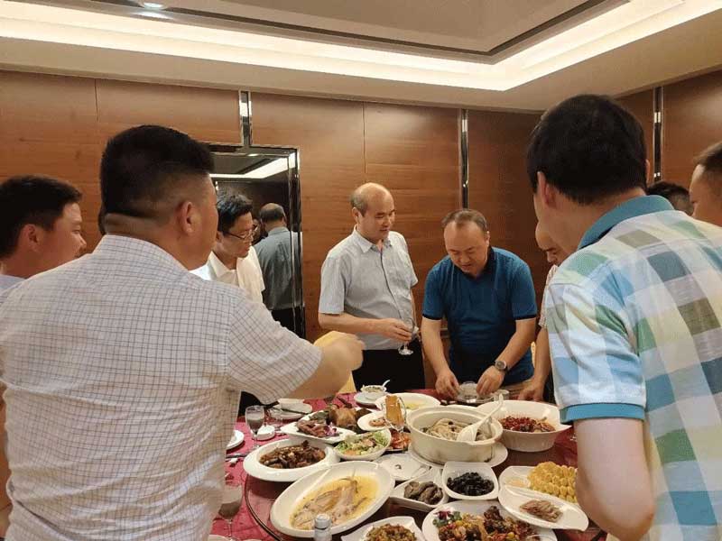 把酒言歡，互贈美好祝福
