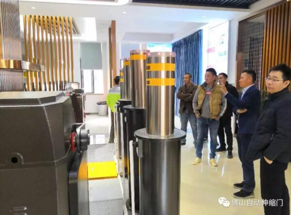 百思德智能設備公司汪志平執(zhí)行會長組織會員單位參觀了展廳