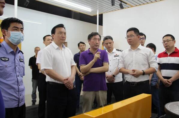 南昌市副市長、公安局局長萬秀奇贊賞百勝低壓驅(qū)動安全升降地柱
