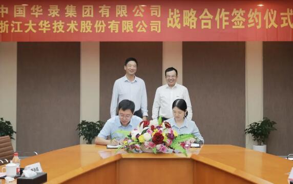谷桐宇、王穎代表雙方企業(yè)正式簽字