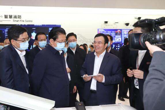 傅利泉圍繞城市、企業(yè)數(shù)智化實踐進行成果匯報