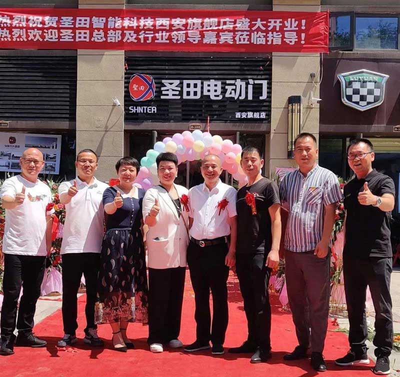 西安旗艦店開業(yè)慶典總部領導合影