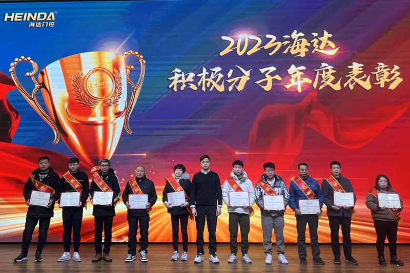 公司總經理楊國元為“積極分子”頒獎