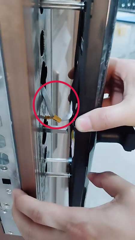 安裝時，一定要將線路塞入門內(nèi)，不要被面板壓住