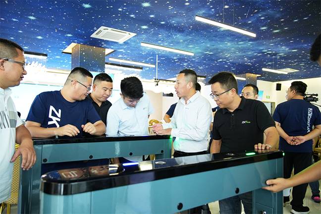 龍湖一號系列采用了圓弧經(jīng)典造型和回字形龍骨框架