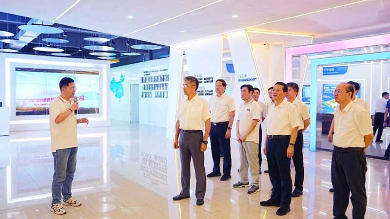 江西省委常委、常務(wù)副省長(zhǎng)任珠峰蒞臨百勝智能調(diào)研。