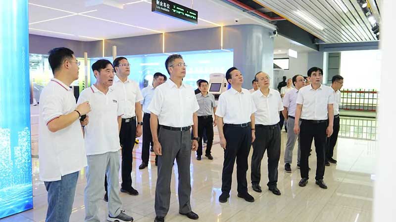 江西省委常委、常務(wù)副省長(zhǎng)任珠峰蒞臨百勝智能調(diào)研。