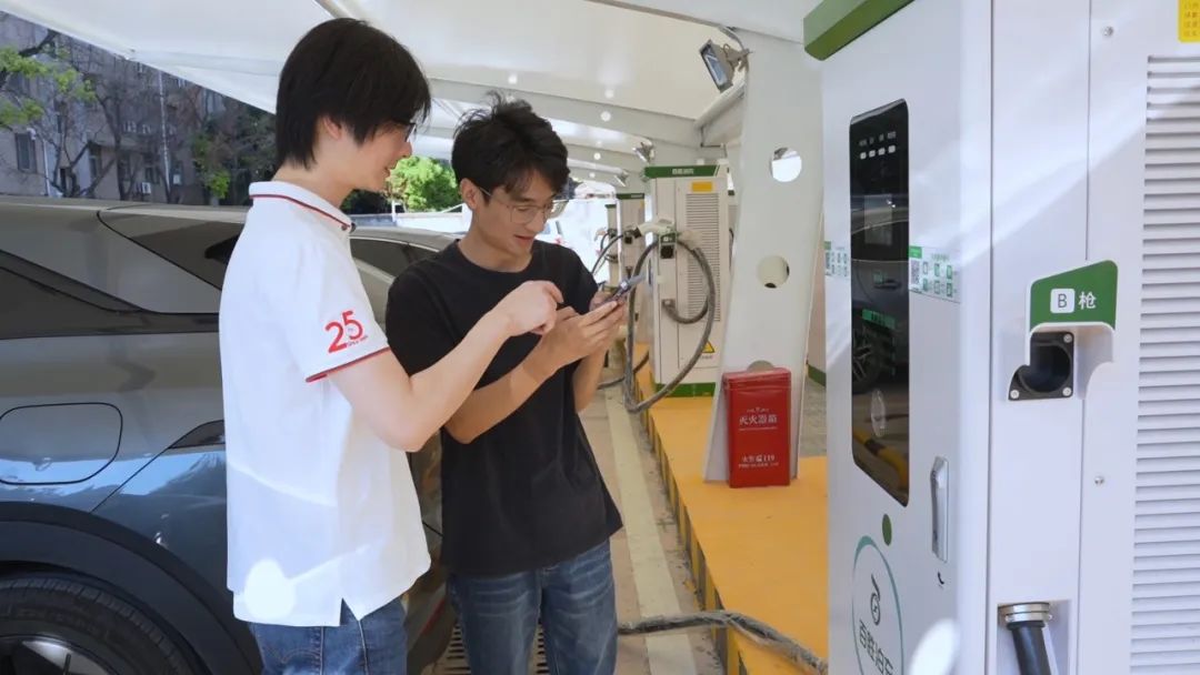 副總經理劉子堯為第一位車主服務