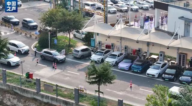 新能源汽車(chē)充電樁“占位費(fèi)” 過(guò)高問(wèn)題被官方媒體關(guān)注