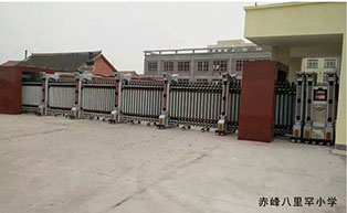 赤峰八里罕小學(xué)伸縮門工程案例 - 中出網(wǎng)-智能出入口門戶