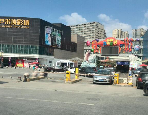 南京弘陽廣場道閘案例 - 中出網(wǎng)-智能出入口門戶