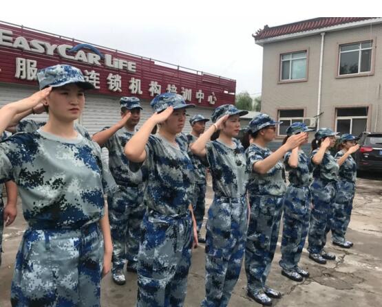 唱軍歌、站軍姿