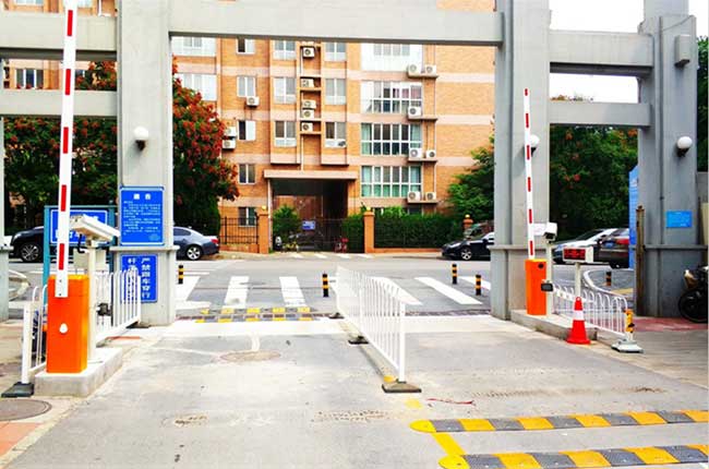 北京首華物業(yè)都市馨園智能車牌識別系統(tǒng)案例 - 中出網(wǎng)-智能出入口門戶