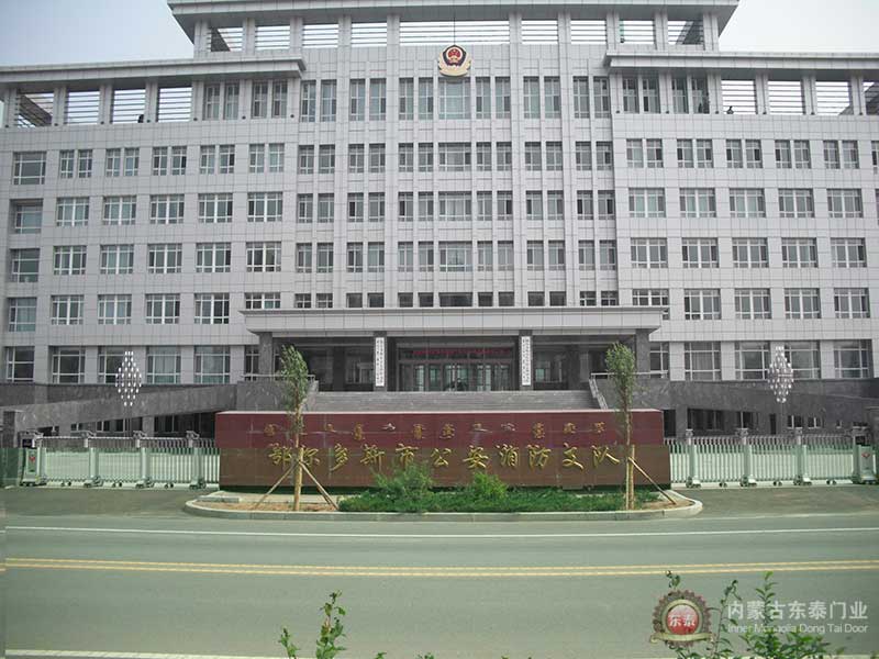 鄂爾多斯公安消防支隊(duì)伸縮門案例 - 中出網(wǎng)-智能出入口與停車充電門戶