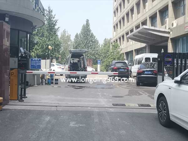 北京豐臺區(qū)金自天智能控制科技園停車場系統(tǒng)案例 - 中出網-智能出入口門戶