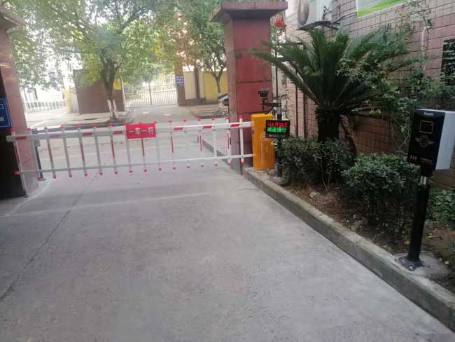 四川隆昌市東方花園車牌識(shí)別案例 - 中出網(wǎng)-智能出入口門(mén)戶