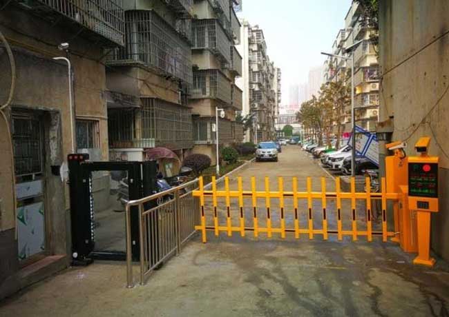 岳陽(yáng)市四化建小區(qū)銳捷款車(chē)牌識(shí)別案例 - 中出網(wǎng)-智能出入口門(mén)戶