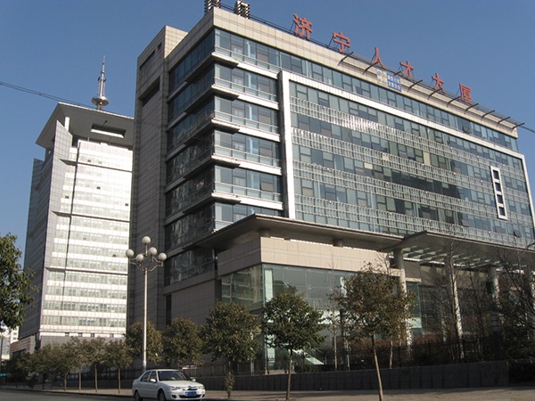 濟(jì)寧市人才大廈伸縮門(mén)案例 - 中出網(wǎng)-智能出入口門(mén)戶(hù)
