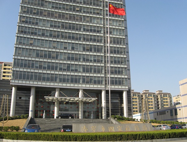 濟(jì)寧市國稅局伸縮門案例 - 中出網(wǎng)-智能出入口門戶