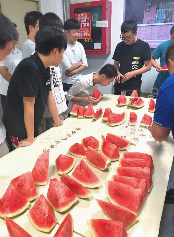 炎熱的午后，公司為大家準備的“嘻瓜”趣味活動