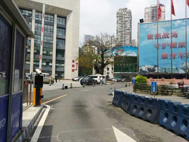 重慶中國人民解放軍第三二四醫(yī)院車牌識別系統(tǒng)案例 - 中出網(wǎng)-智能出入口與停車充電門戶