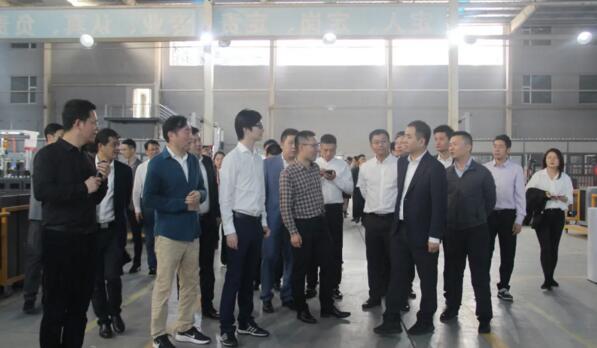 江西省委、省青年企業(yè)家協(xié)會嘉賓一行實地考察百勝小藍(lán)制造基地生產(chǎn)車間