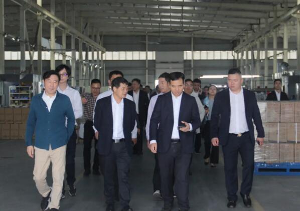 江西省委、省青年企業(yè)家協(xié)會嘉賓一行實地考察百勝小藍(lán)制造基地生產(chǎn)車間