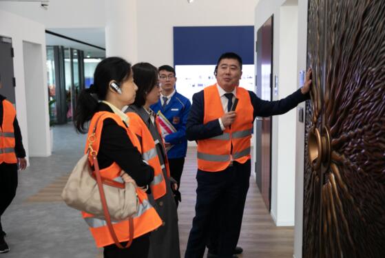 到場嘉賓在專業(yè)人員的引導下，進行工廠和展廳參觀