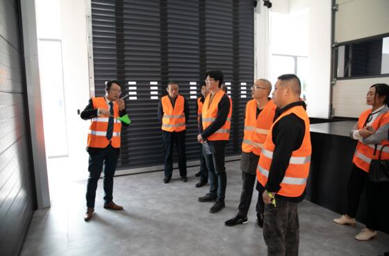 到場嘉賓在專業(yè)人員的引導下，進行工廠和展廳參觀