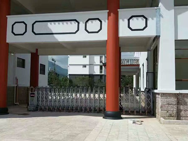 麗江玉龍縣人民檢察院伸縮門工程案例 - 中出網(wǎng)-智能出入口門戶