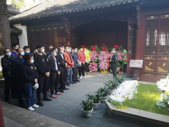 在粟裕同志及夫人的墓碑前，國強人重溫入黨誓言