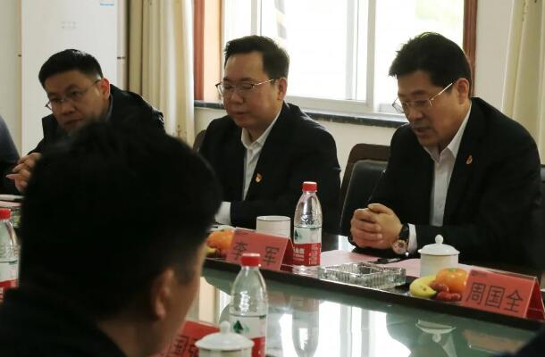 圖片中天鋼鐵集團(tuán)執(zhí)行董事、副總裁、黨委副書記、工會(huì)主席李軍致辭