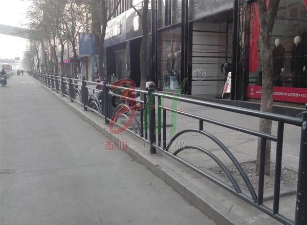連云港東?？h道路邊緣護(hù)欄工程 - 中出網(wǎng)-智能出入口門戶