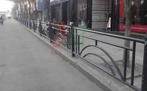 連云港東?？h道路邊緣護(hù)欄工程 - 中出網(wǎng)-智能出入口門(mén)戶(hù)