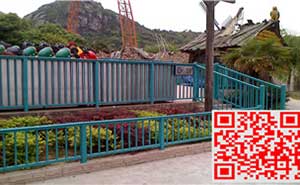 蘇州樂園排隊(duì)區(qū)護(hù)欄、樓梯欄桿、防護(hù)欄桿案例 - 中出網(wǎng)-智能出入口門戶