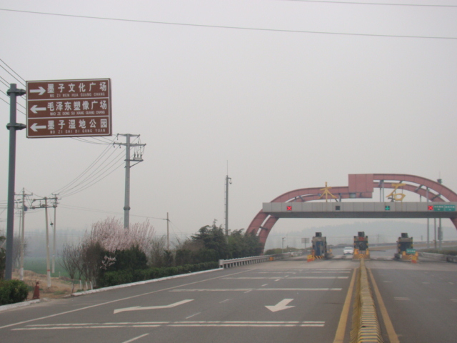 山東省濟(jì)棗路熱鍍鋅+聚酯噴塑護(hù)欄案例 - 中出網(wǎng)-智能出入口門戶