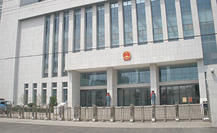 濟寧市中級人民法院東門伸縮門工程案例 - 中出網(wǎng)-智能出入口門戶