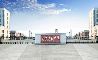 龍口汽車廣場(chǎng)歐羅中華伸縮門工程案例 - 中出網(wǎng)-智能出入口門戶