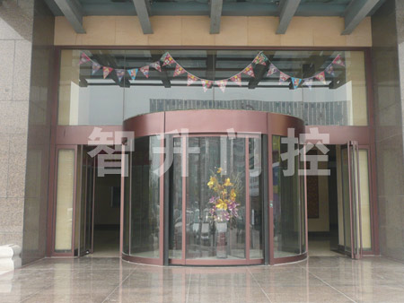 齊都國際售樓中心旋轉(zhuǎn)門案例 - 中出網(wǎng)-智能出入口門戶