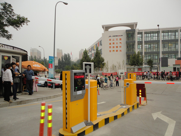 濟(jì)南市陽(yáng)關(guān)小學(xué)道閘案例 - 中出網(wǎng)-智能出入口門(mén)戶