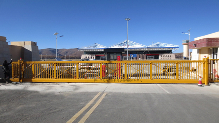 四川阿壩州紅原機(jī)場(chǎng)選用南北德信懸浮門(mén)是明智之舉