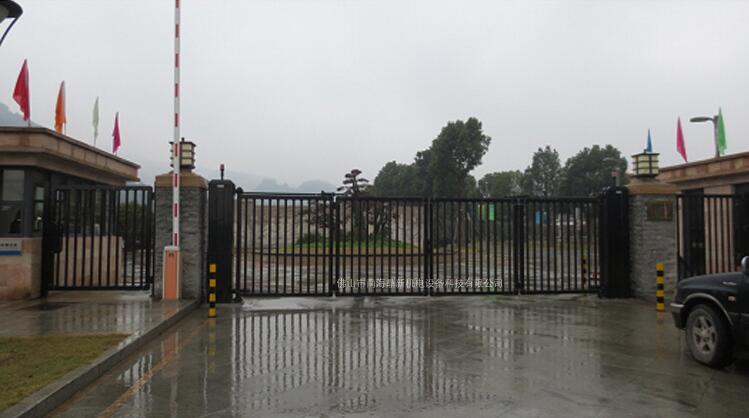 南北德信懸浮門(mén)安裝在臺(tái)州城市水利局大門(mén)口