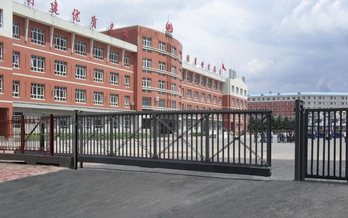 電賀：南北德信懸浮折疊門(mén)成功進(jìn)駐長(zhǎng)春市第二實(shí)驗(yàn)小學(xué)中學(xué)案例