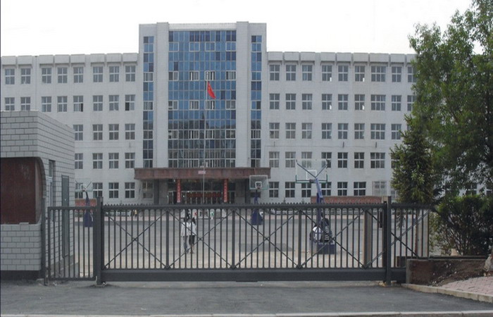 長(zhǎng)春市第一五三中學(xué)選用南北德信懸浮折疊門(mén)是明智之舉