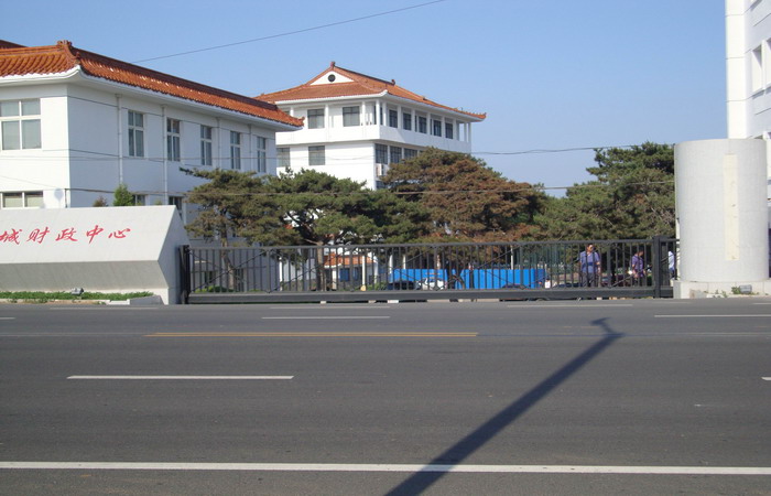 南北德信懸浮折疊門安裝在遼寧省興城財(cái)政中心大門口