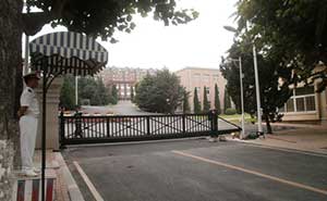 大連海軍大連艦艇學(xué)院2號門智能無軌懸浮門工程案例 - 中出網(wǎng)-智能出入口門戶