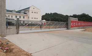 江西省水電工程局老爺廟風電場智能無軌懸浮門工程案例 - 中出網-智能出入口門戶