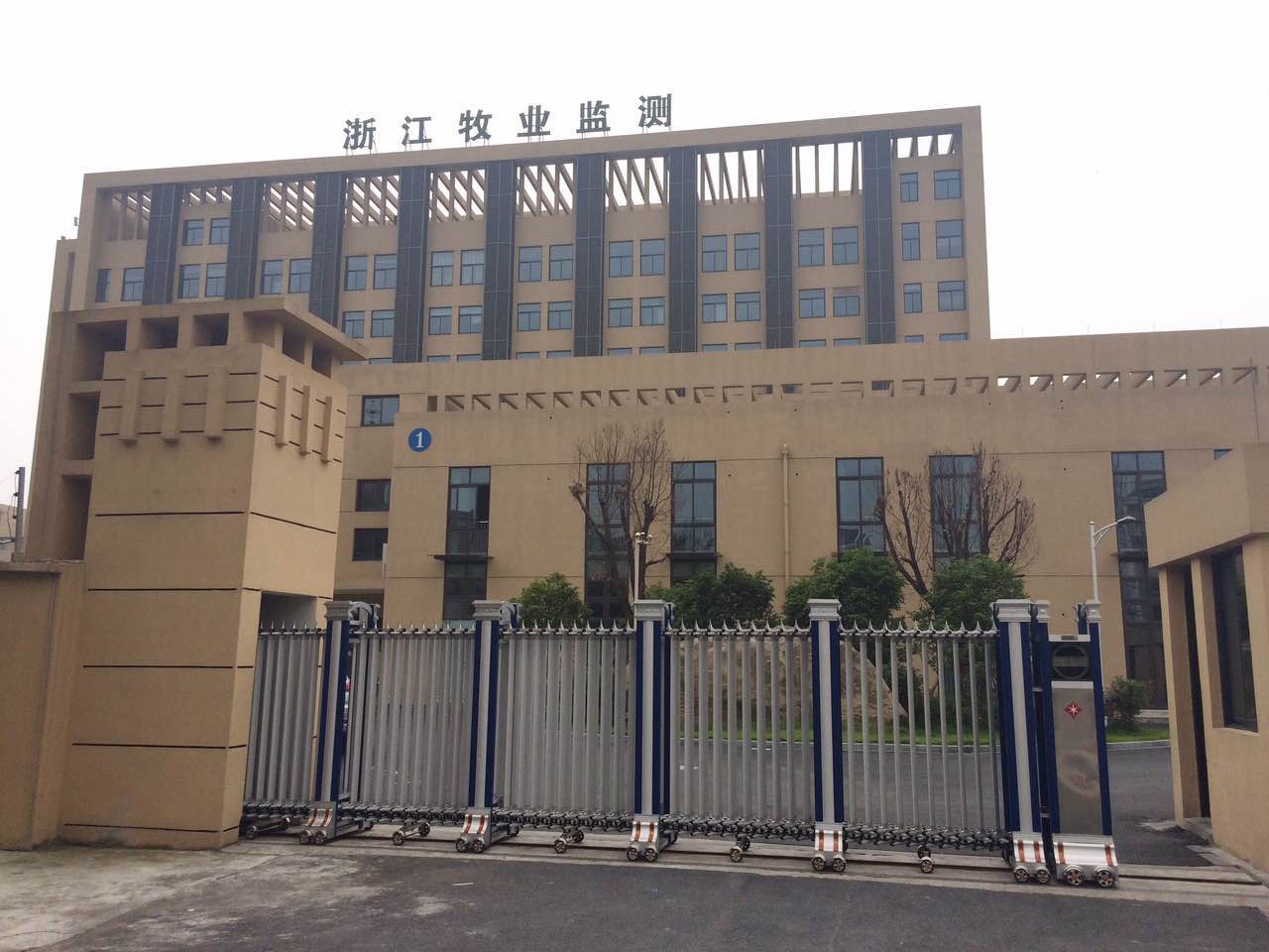 浙江牧業(yè)監(jiān)測(cè)智能安全伸縮平移門工程案例 - 中出網(wǎng)-智能出入口與停車充電門戶