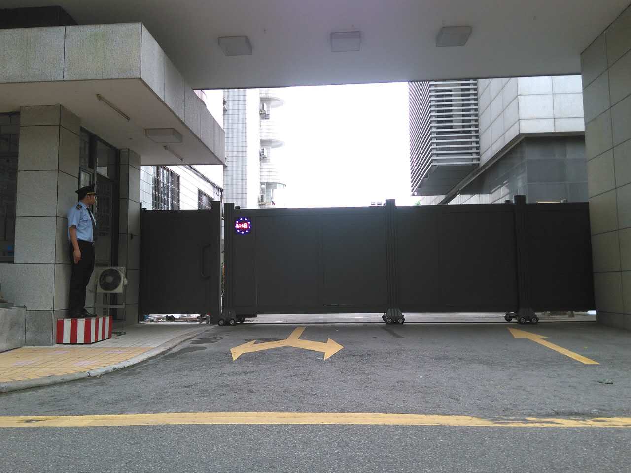 廣東建筑文化遺產保護園（廣州合群二路）智能安全伸縮平移門工程案例 - 中出網-智能出入口與停車充電門戶