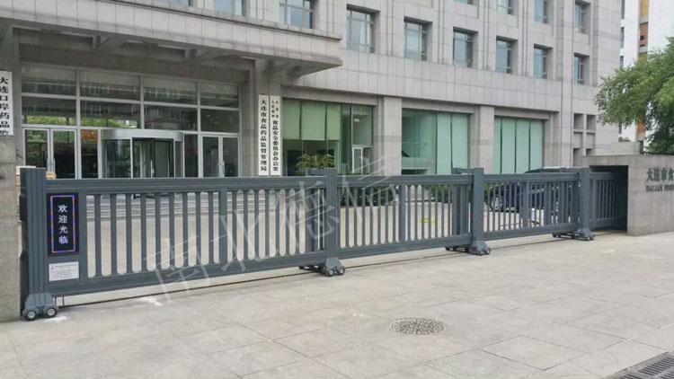 大連市食品藥品監(jiān)督管理局智能安全伸縮平移門(mén)工程案例 - 中出網(wǎng)-智能出入口與停車充電門(mén)戶
